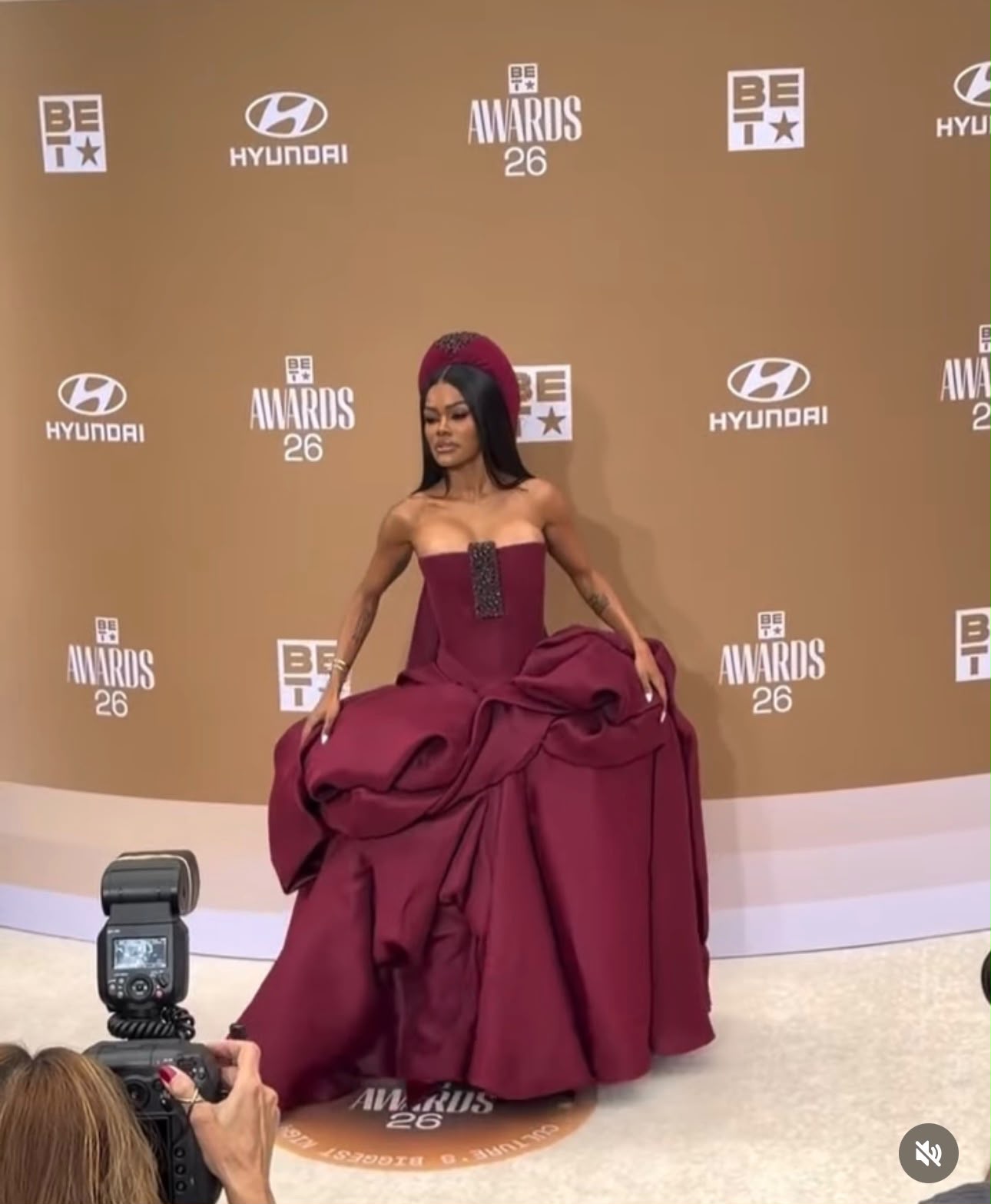 Teyana Taylor arrived in crimson couture