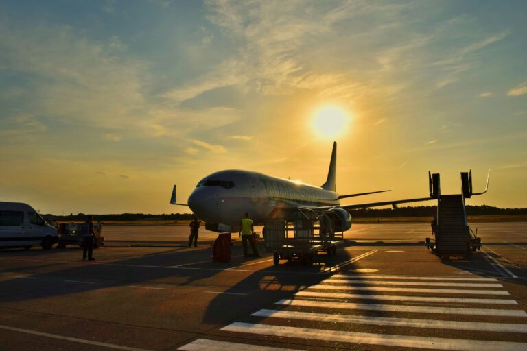 US flight delays and cancellations disrupt travel nationwide